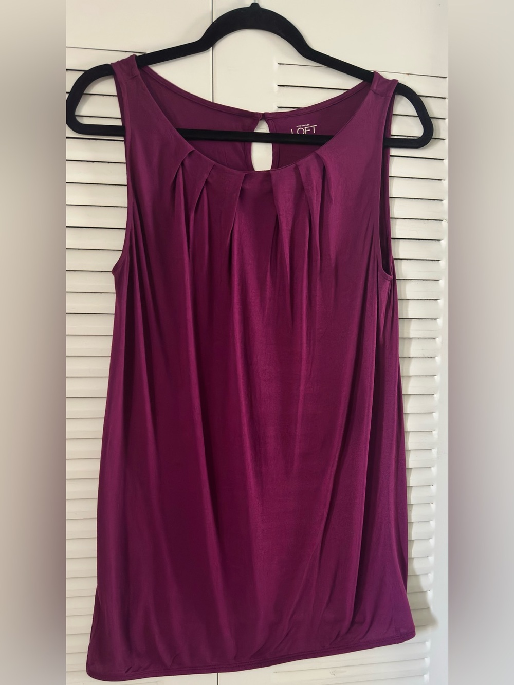 Ann Taylor LOFT Pleated Keyhole Sleeveless Shell in Deep Magenta